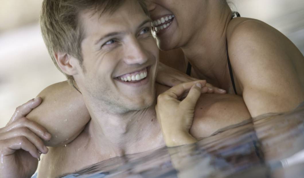 Glückliches Pärchen beim schwimmen