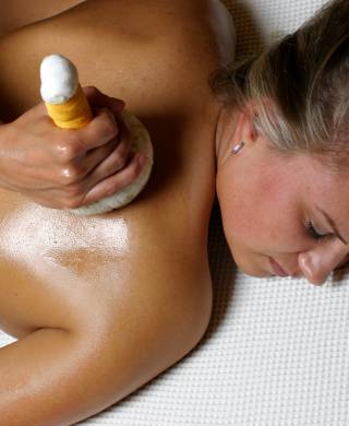 Frau erhält Spa Behandlung