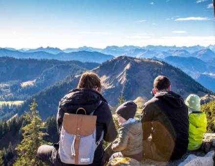 Familienurlaub in Oberbayern - Familie macht Pause auf Berggipfel