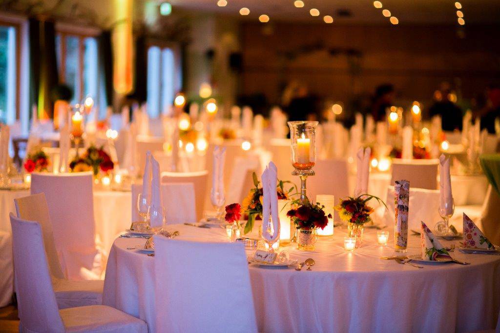 Gedeckte Hochzeitstische im Genusshotel Tatzlwurm