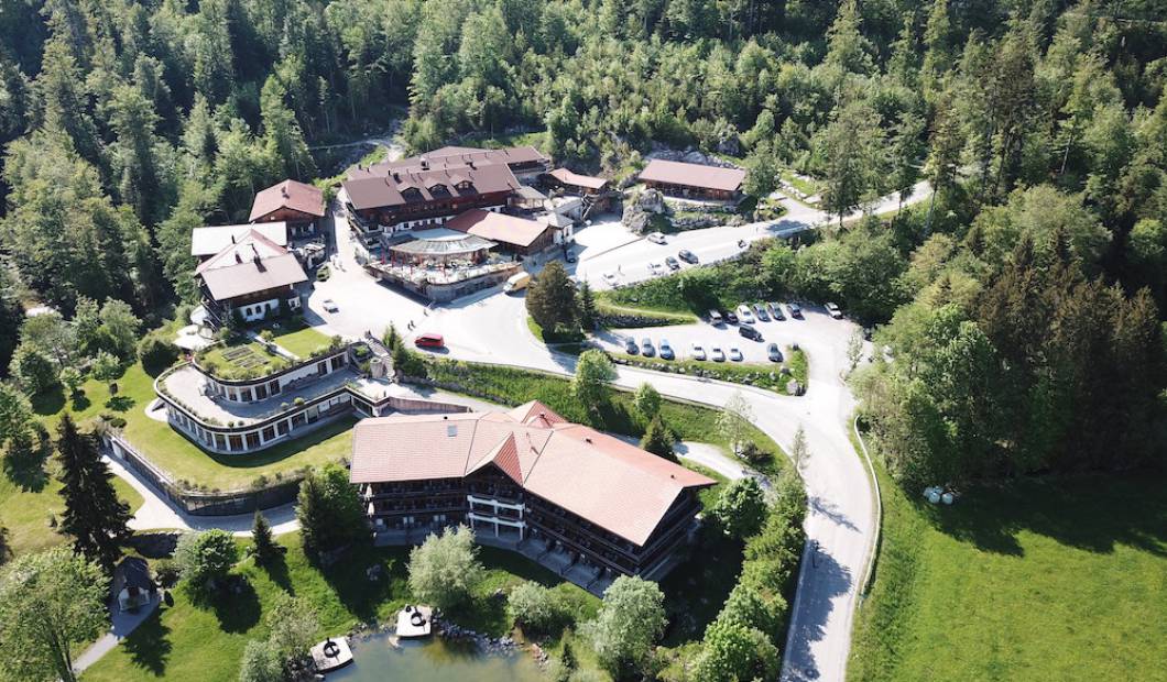 Luftbild es Hotel Resorts feueriger Tazlwurm