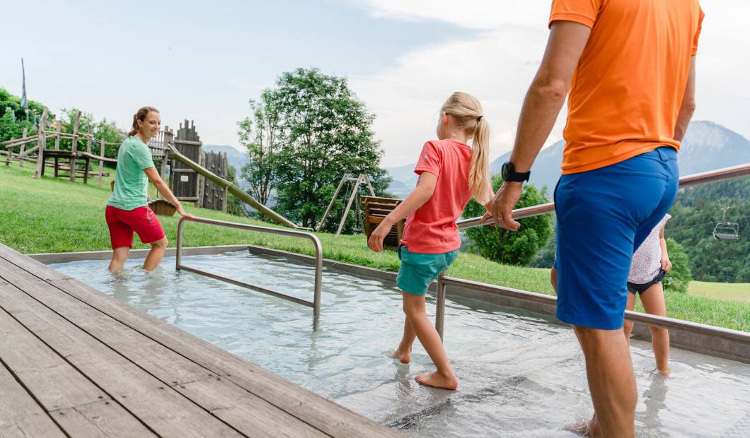 Familie beim Kneippsbaden