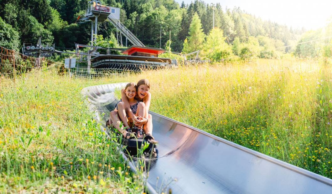 Sommerrodelbahn in Bayern - Geschwister in der Rodelbahn