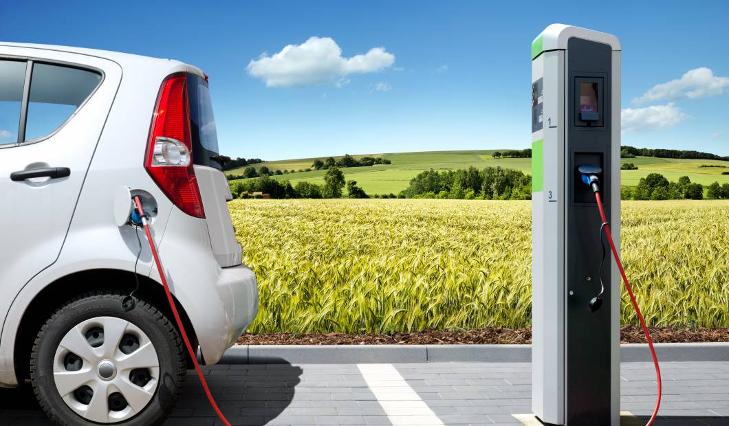 Auto lädt an E-Ladesäule auf