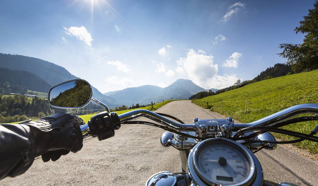 Mit dem Motorrad durch Bayern - Motorrad auf Bergweg