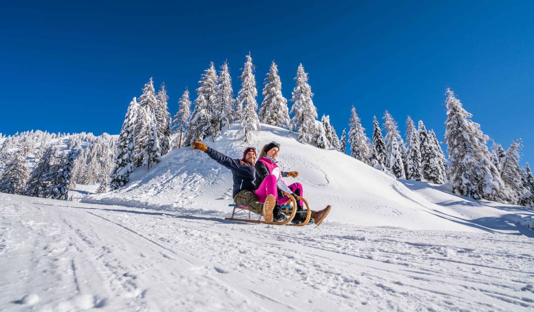 Paar beim Rodeln im Winter