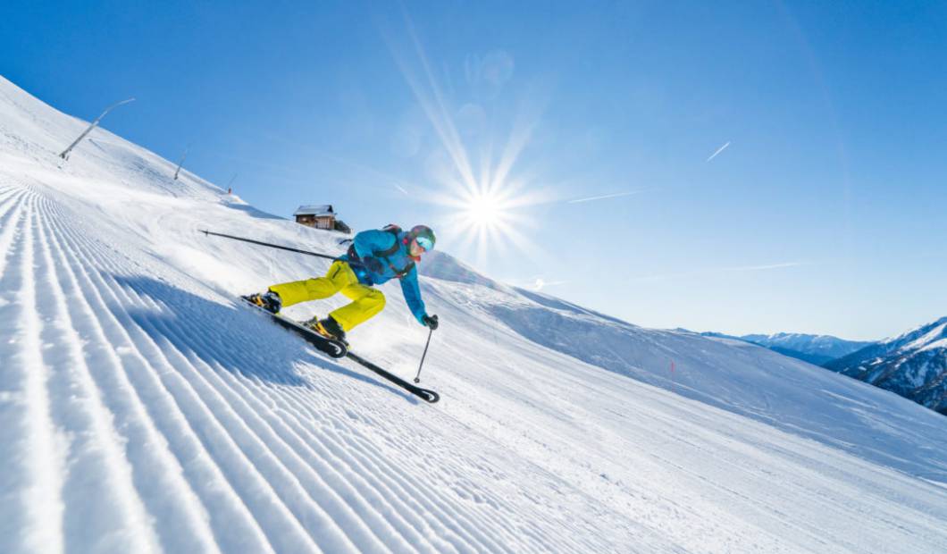 Skifahrer auf der Abfahrt