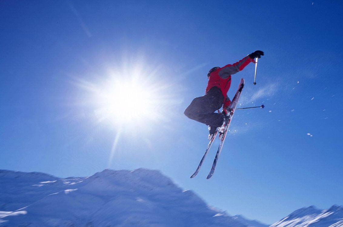 Skifahrer springt