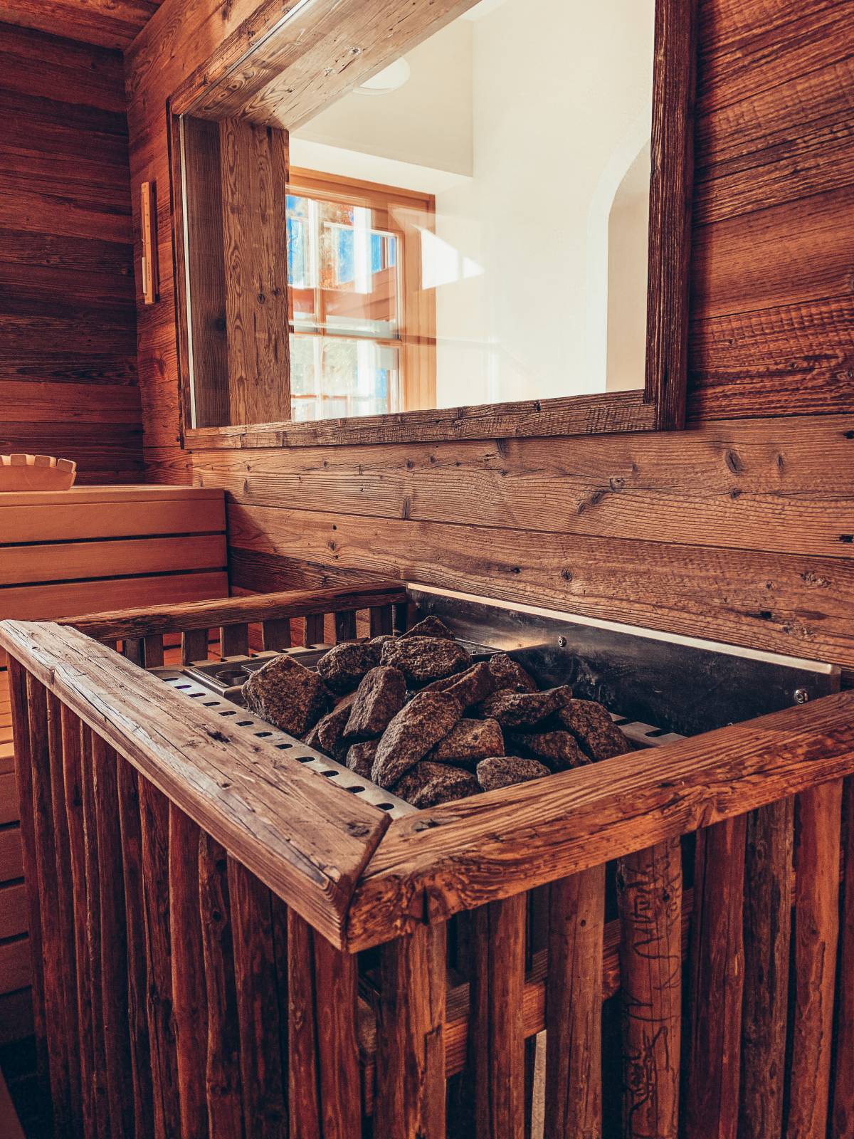 Nahaufnahme Saunaofen in Holzsauna