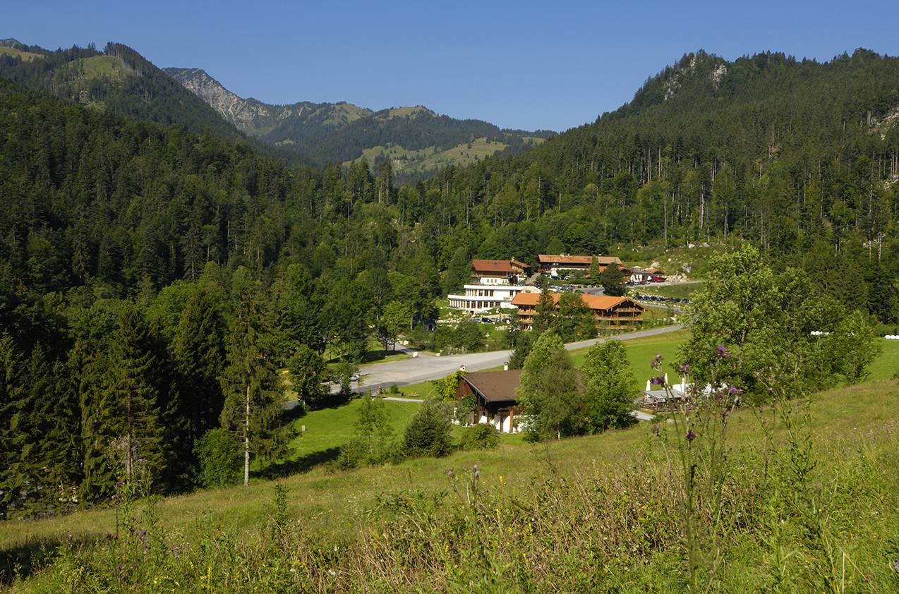 Bitte senden Sie Ihre ausdrucksstarke Bewerbung mit Lichtbild und Lebenslauf an: - Hotel Feuriger Tatzlwurm