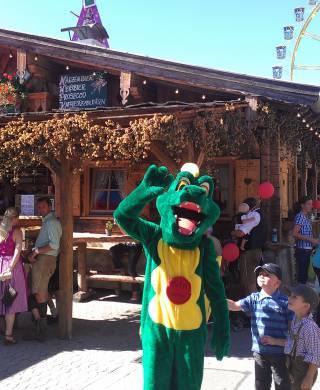 Herbstfest in Rosenheim - Krokodil Kostüm auf dem Rummel