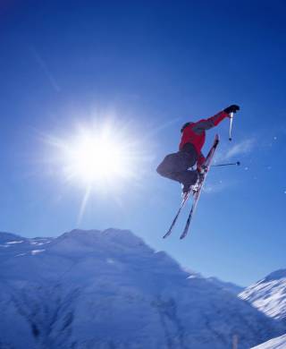 Skifahrer beim Sprung