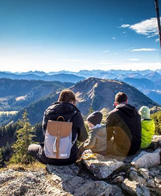 Familienurlaub in Oberbayern - Familie macht Pause auf Berggipfel