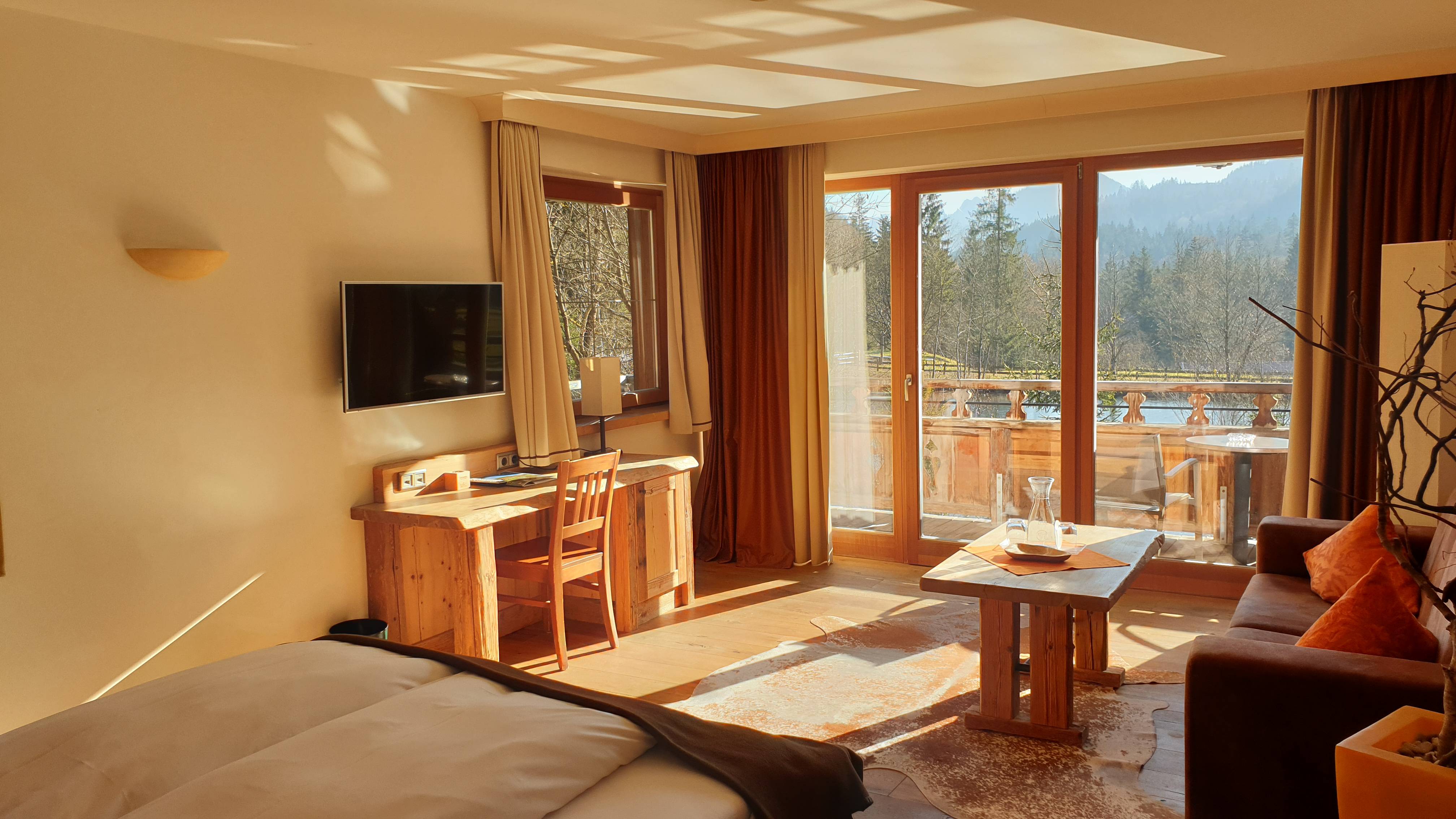 Gemütliches Hotelzimmer mit Blick auf die Landschaft