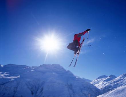 Skifahren in Bayern - Skifahrer beim Springen