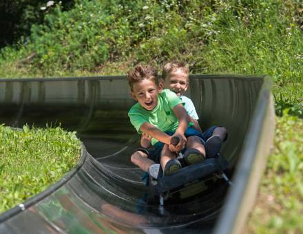 Familienurlaub in Oberbayern - Kinder auf einer Sommerrodelbahn