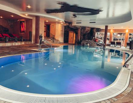 Innenpool im Hotel Tatzlwurm