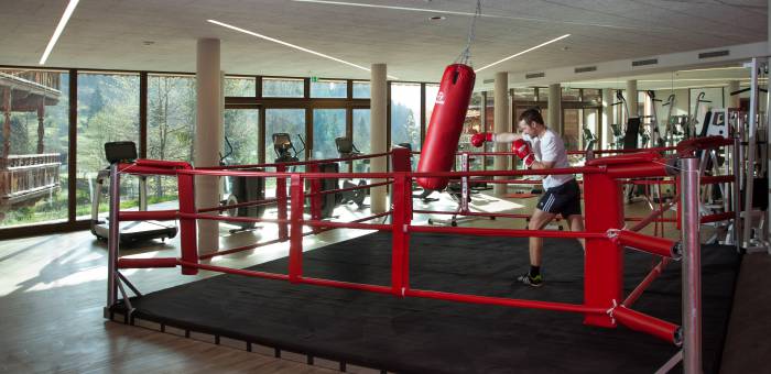 Person im Boxring beim Training