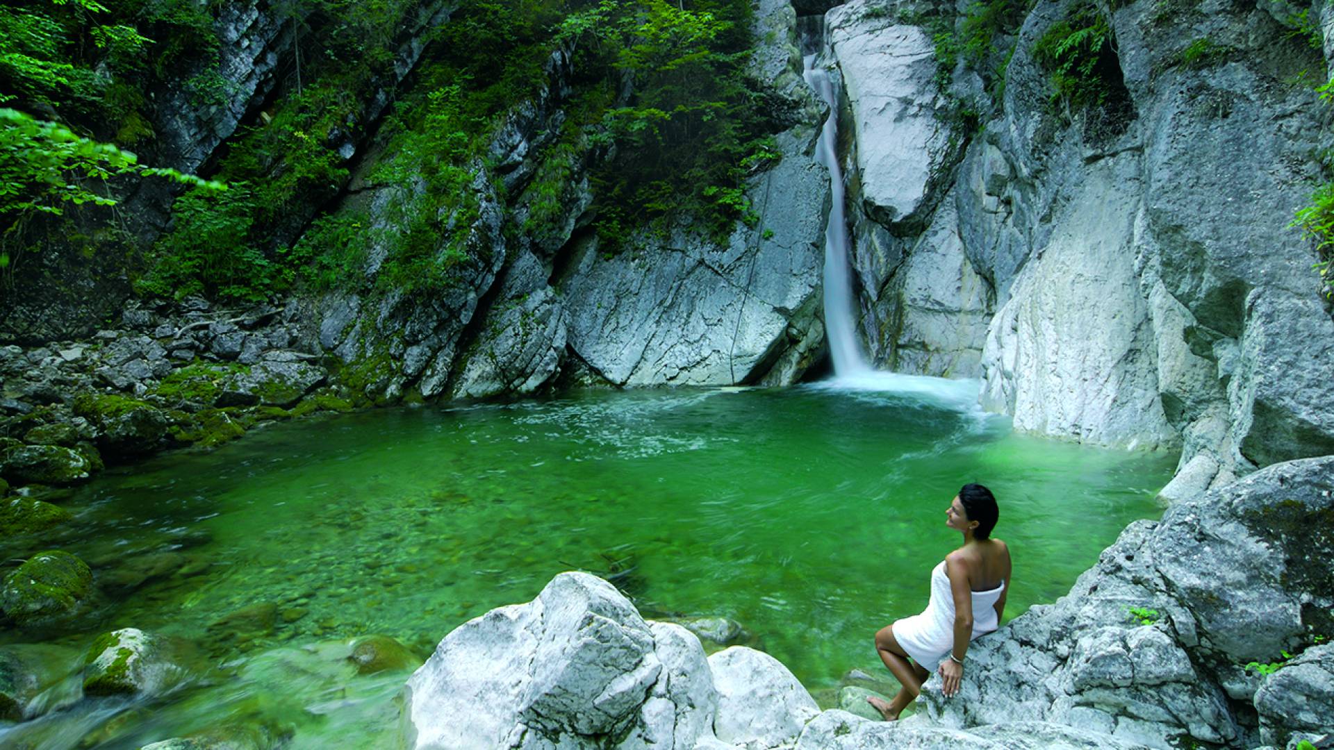 Frau genießt die Aussicht auf den Wasserfall