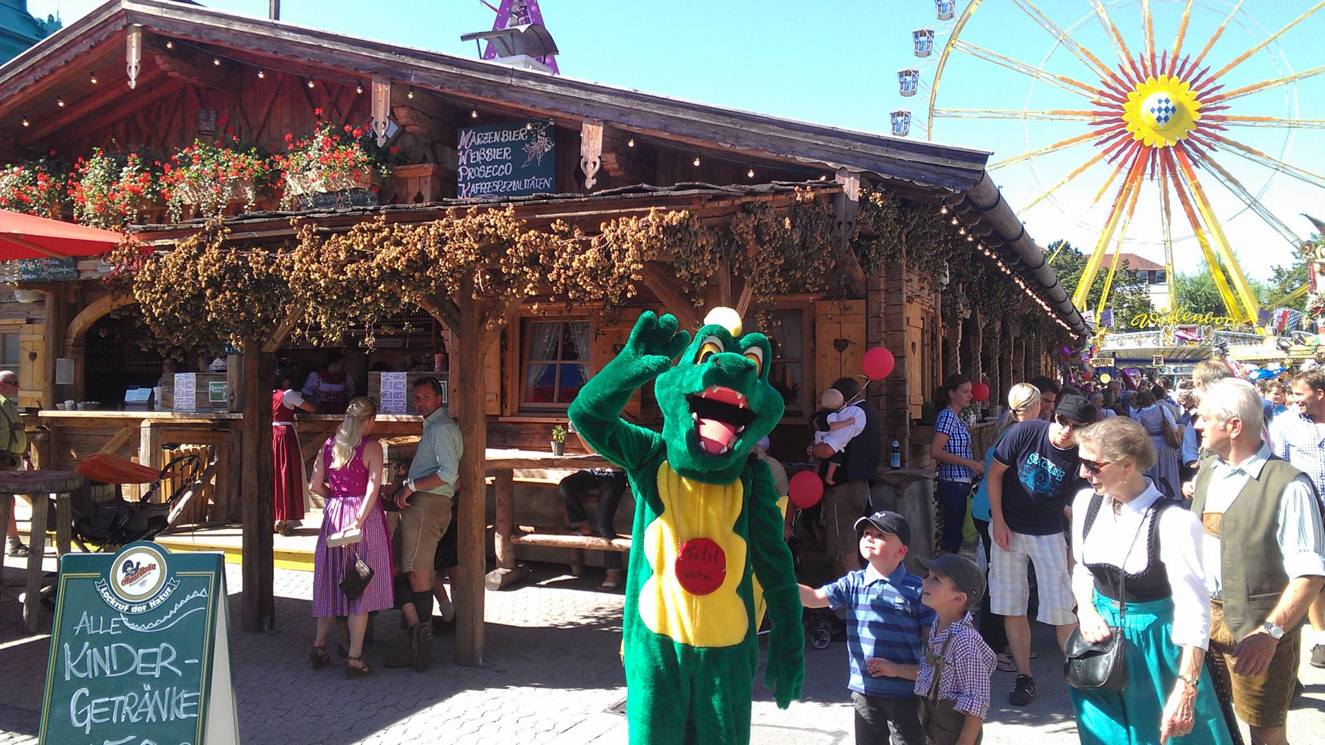 Herbstfest in Rosenheim - Krokodil Kostüm auf dem Rummel
