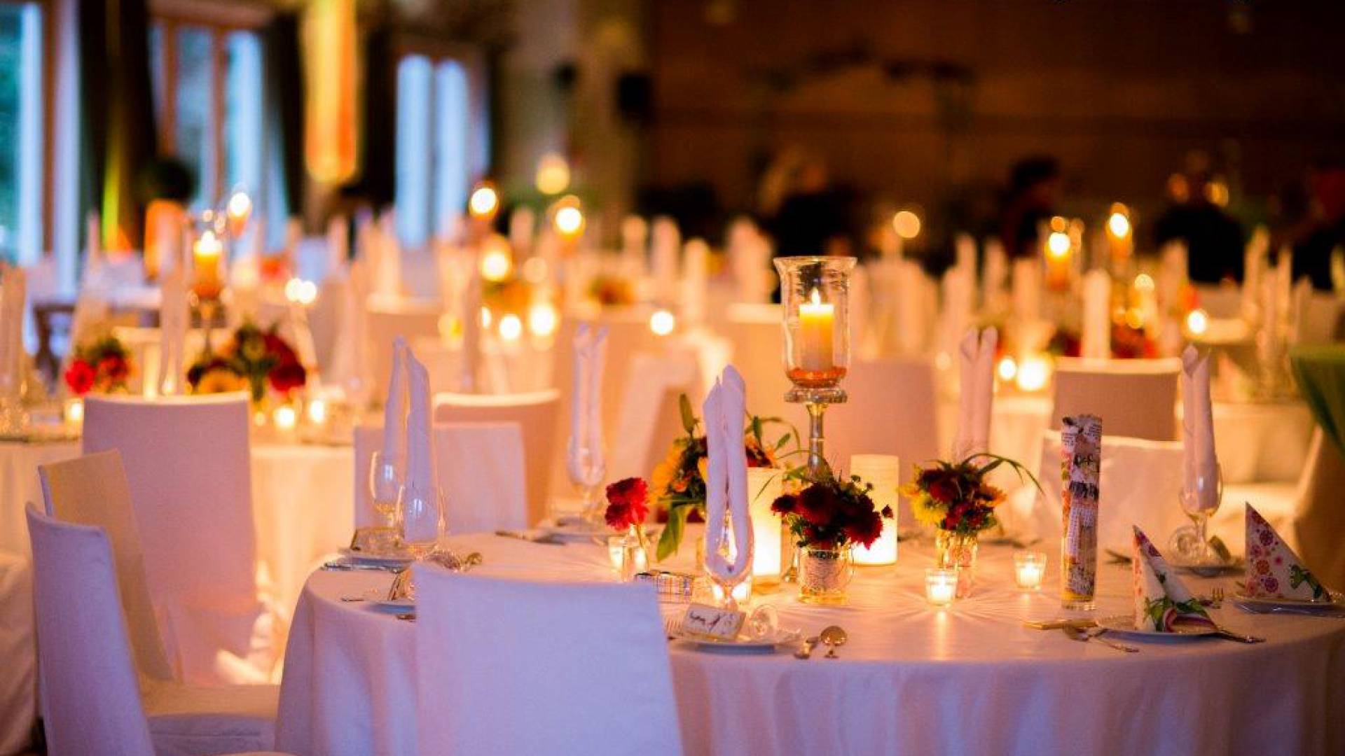 Gedeckte Hochzeitstische im Genusshotel Tatzlwurm