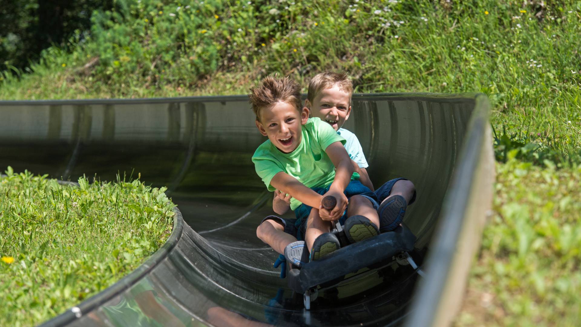 Familienurlaub in Oberbayern - Kinder auf einer Sommerrodelbahn