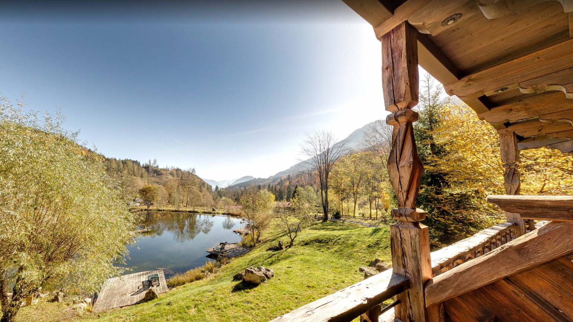 Hotelbalkon mit Ausblick auf Teich