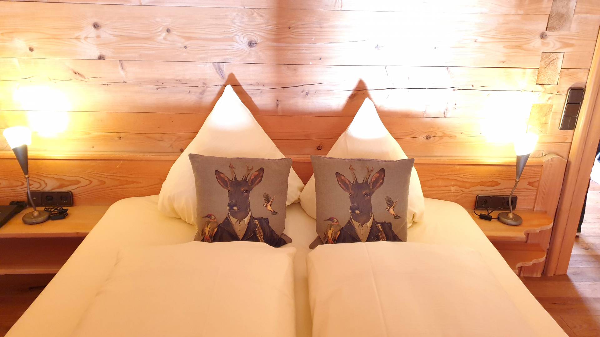 Hotelzimmer mit bedruckten Kissen