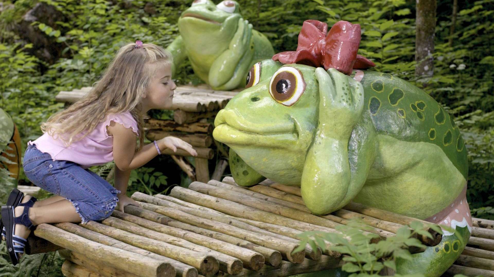 Freizeitpark Ruhpolding - Mädchen gibt Froschstatue einen Kuss