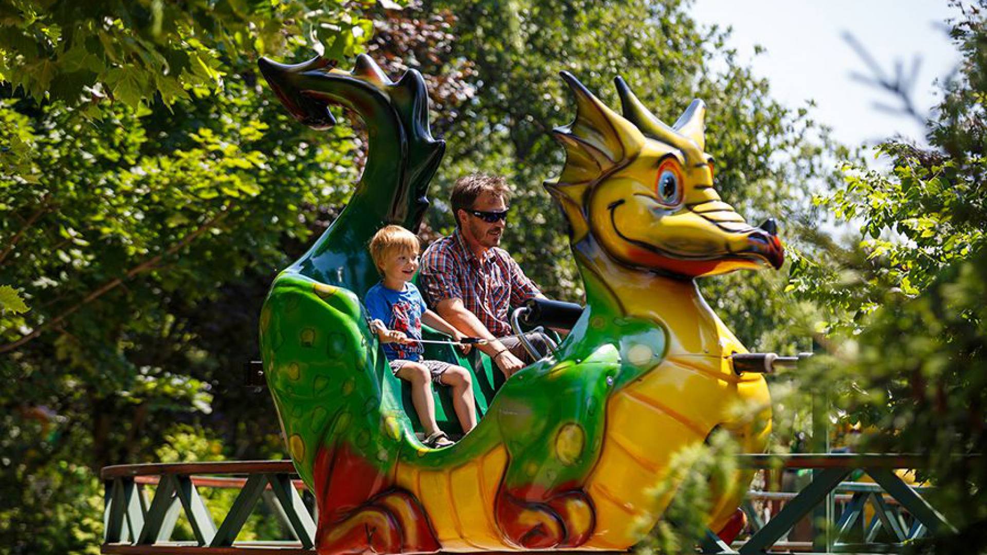 Märchenpark Bayern - Vater mit Sohn in einer Achterbahn