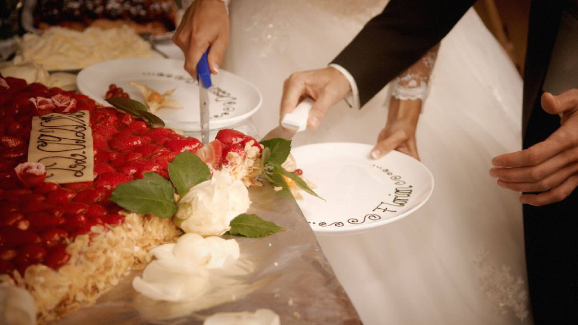 Hochzeitspaar schneidet Torte an