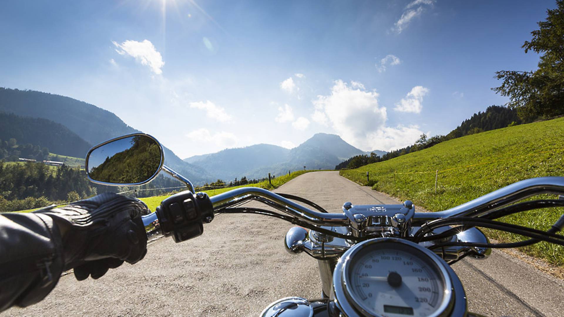 Mit dem Motorrad durch Bayern - Motorrad auf Bergweg