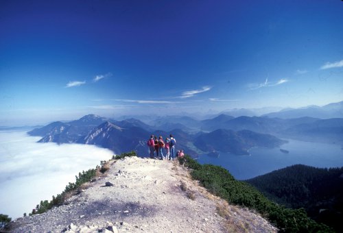 Gruppe Wanderer auf einem Berg mit Blick auf einen See