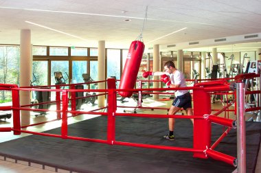 Boxring im Fight Gym im Hotel Feuriger Tatzlwurm