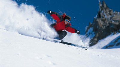 Skifahrerin im Puderschnee