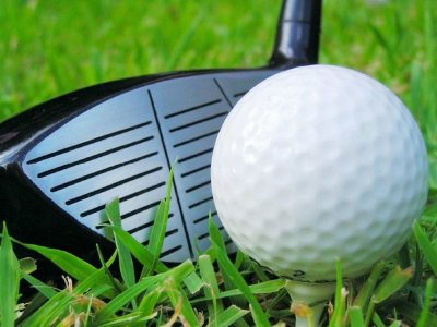 Golfball auf Tee mit Schläger