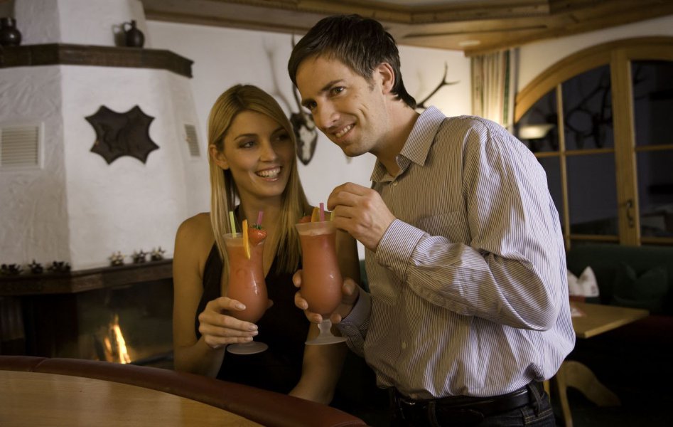 Cocktails ttrinken an der KaminBAR im Tatzlwurm - Eventlocation in Bayern